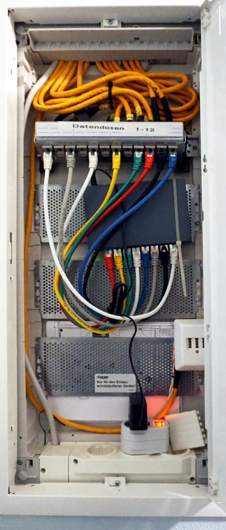 schaltschrank.verkabelt.21062020.jpg 